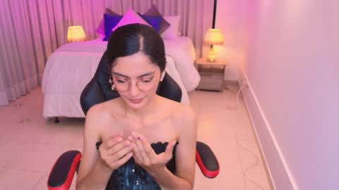 Snapshot of miiaa_evans chatting on February 6, 3:48 am Mia online show from February 6, 3:48 am