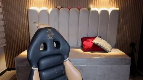 miiaa_evans1 online show from May 25, 1:43 pm