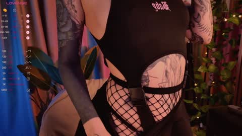 mika_moon_ online show from January 31, 9:59 pm