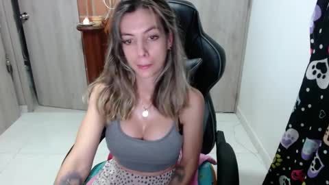 Snapshot of milacoxx8819 chatting on February 3, 10:43 pm milacoxx8819 online show from February 3, 10:43 pm