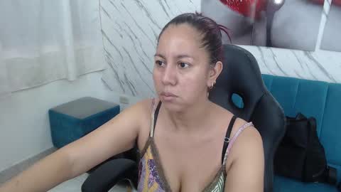 Snapshot of milf_loven chatting on March 5, 7:28 pm Milf Loven online show from March 5, 7:28 pm