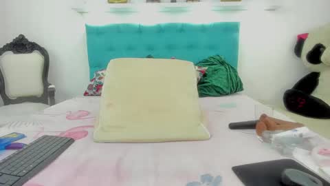 milky_emma online show from February 5, 1:00 pm