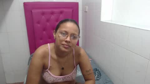 Snapshot of milkyway_18 chatting on December 24, 12:22 am milkyway_18 online show from December 24, 12:22 am