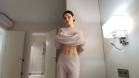 milla bella online show from February 12, 8:32 pm