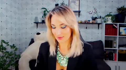 MillaXQueen online show from November 18, 2:40 pm