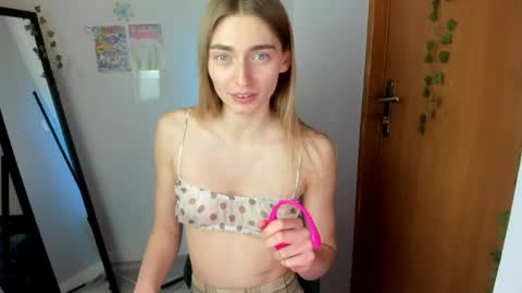 millie_lacroix online show from May 10, 5:59 pm
