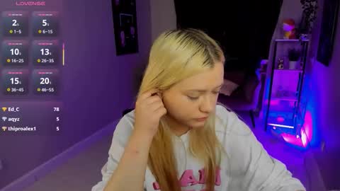 Snapshot of millie_vanillie chatting on October 5, 4:01 pm Millie online show from October 5, 4:01 pm
