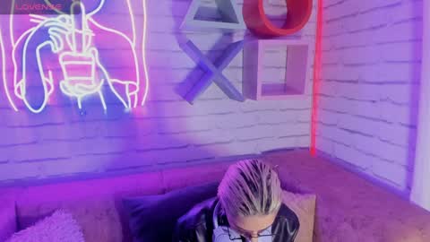 Snapshot of min_minjil chatting on December 29, 12:01 pm Minji online show from December 29, 12:01 pm