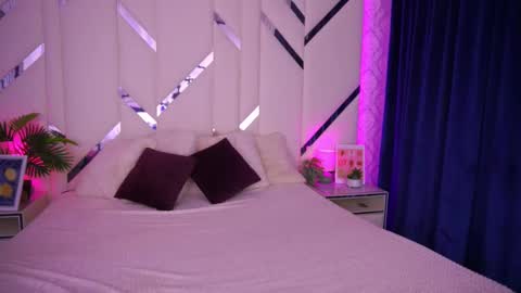 Snapshot of minifox_ chatting on October 19, 8:16 am minifox_ online show from October 19, 8:16 am