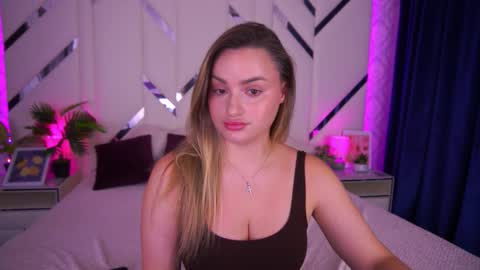 Snapshot of minifox_ chatting on October 17, 7:55 am minifox_ online show from October 17, 7:55 am