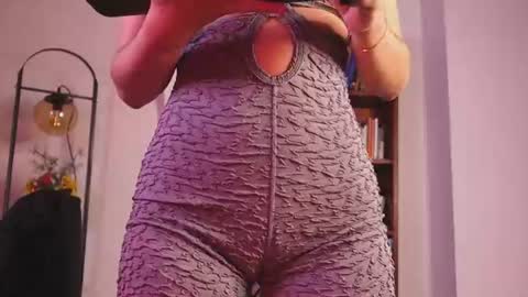 MIRANDA HERNANDEZ online show from June 26, 5:20 am