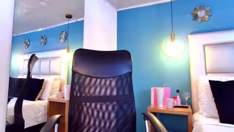 miss__ary_ online show from September 15, 12:13 pm