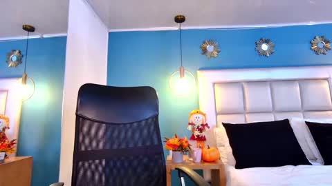 miss__ary_ online show from October 2, 12:43 pm