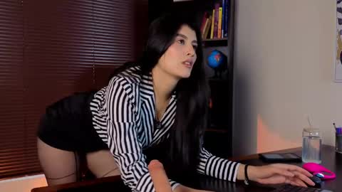 Laura online show from June 3, 1:23 pm