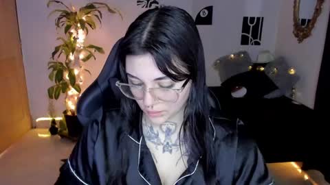Snapshot of misscharlottte_18 chatting on December 4, 5:22 pm Missy Charlottte. Hey remember to give me a thumbs up ty online show from December 4, 5:22 pm