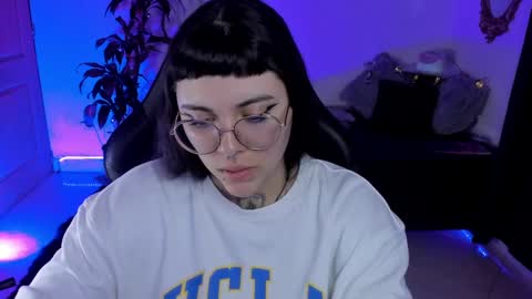 Snapshot of misscharlottte_18 chatting on January 24, 4:27 am Missy Charlottte. Hey remember to give me a thumbs up ty online show from January 24, 4:27 am