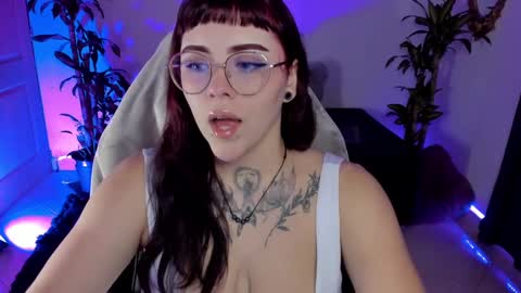Snapshot of misscharlottte_18 chatting on February 6, 4:21 am Missy Charlottte. Hey remember to give me a thumbs up ty online show from February 6, 4:21 am