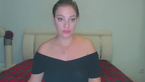 Snapshot of misskhloe chatting on October 18, 2:03 am Khloe online show from October 18, 2:03 am