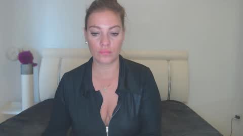 Snapshot of misskhloe chatting on October 12, 8:28 am Khloe online show from October 12, 8:28 am