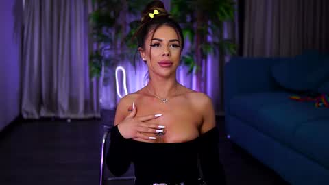 misskiarra online show from February 24, 3:20 pm