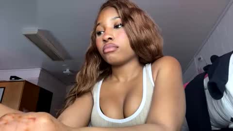 missmarimac online show from February 24, 10:52 pm