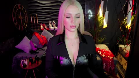 Snapshot of mistress_darsy chatting on December 24, 6:11 am Darsy online show from December 24, 6:11 am