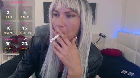 Snapshot of mistressevelyn_ chatting on October 12, 12:51 pm MistressEvelyn online show from October 12, 12:51 pm