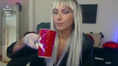 Snapshot of mistressevelyn_ chatting on September 26, 5:21 pm MistressEvelyn online show from September 26, 5:21 pm