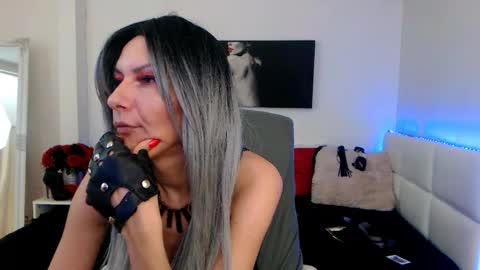 Snapshot of mistressevelyn_ chatting on January 21, 4:10 am MistressEvelyn online show from January 21, 4:10 am