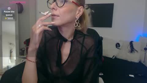 Snapshot of mistressevelyn_ chatting on October 6, 5:46 am MistressEvelyn online show from October 6, 5:46 am