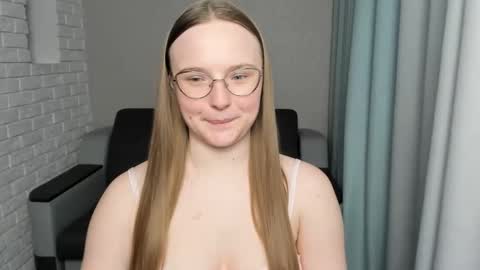 Snapshot of miya_mimi chatting on February 11, 8:52 pm Miya online show from February 11, 8:52 pm