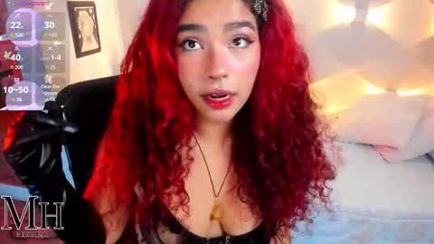 mizzhell_ online show from December 5, 2:40 pm