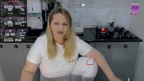 erika online show from November 25, 8:38 am