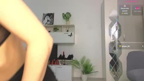 molliblum online show from June 3, 2:18 pm