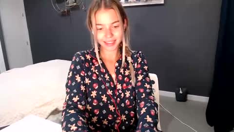 Molly online show from December 11, 5:03 pm