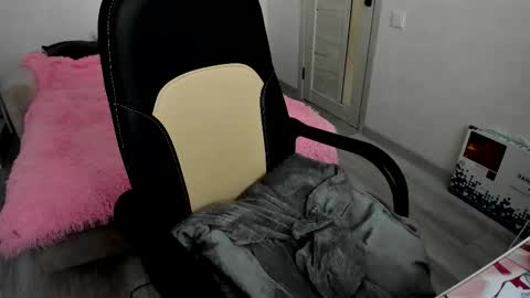 Snapshot of molly_sweetbaby chatting on September 27, 2:13 pm Ill tell you when were private online show from September 27, 2:13 pm