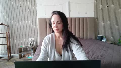 monica_weisss online show from April 17, 12:40 pm