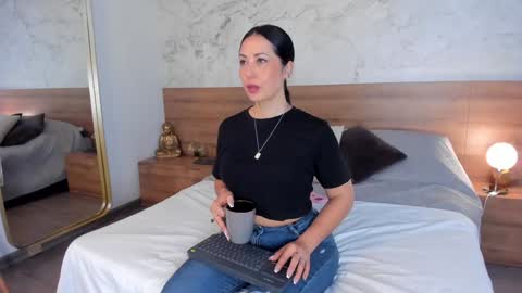 Snapshot of moniquemilff chatting on December 7, 3:52 pm Monique online show from December 7, 3:52 pm