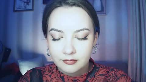 moodiemira online show from September 25, 7:01 pm