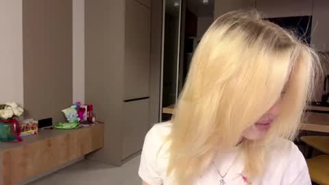 moonavellle_ online show from May 21, 8:18 pm