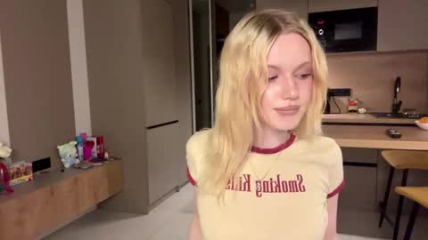 moonavellle_ online show from May 20, 8:06 pm