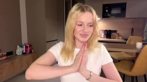 moonavellle_ online show from May 18, 8:04 pm