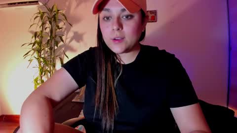 Snapshot of mrbuu_ chatting on December 18, 1:37 am Laura online show from December 18, 1:37 am