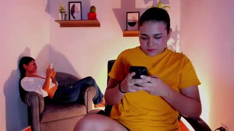 Snapshot of mrbuu_ chatting on March 6, 1:05 am Laura online show from March 6, 1:05 am