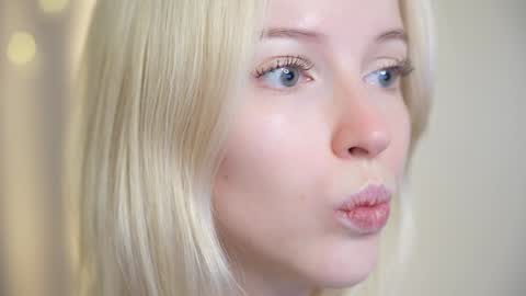 Snapshot of my_stella chatting on December 3, 4:39 pm STELLA Im here today online show from December 3, 4:39 pm