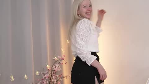 Snapshot of my_stella chatting on March 9, 4:33 pm STELLA Im here today online show from March 9, 4:33 pm