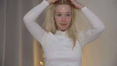 Snapshot of my_stella chatting on January 16, 5:01 pm STELLA Im here today online show from January 16, 5:01 pm