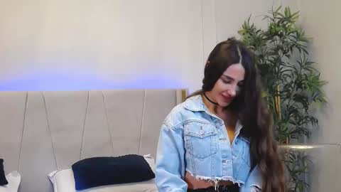 Snapshot of myriamfox_ chatting on October 9, 10:41 am Miryam online show from October 9, 10:41 am