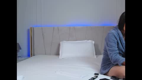 Snapshot of myriamfox_ chatting on February 8, 10:39 am Miryam online show from February 8, 10:39 am
