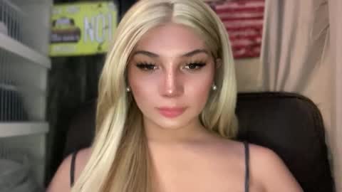 UR GIRL NEXTDOOR online show from May 5, 1:36 pm